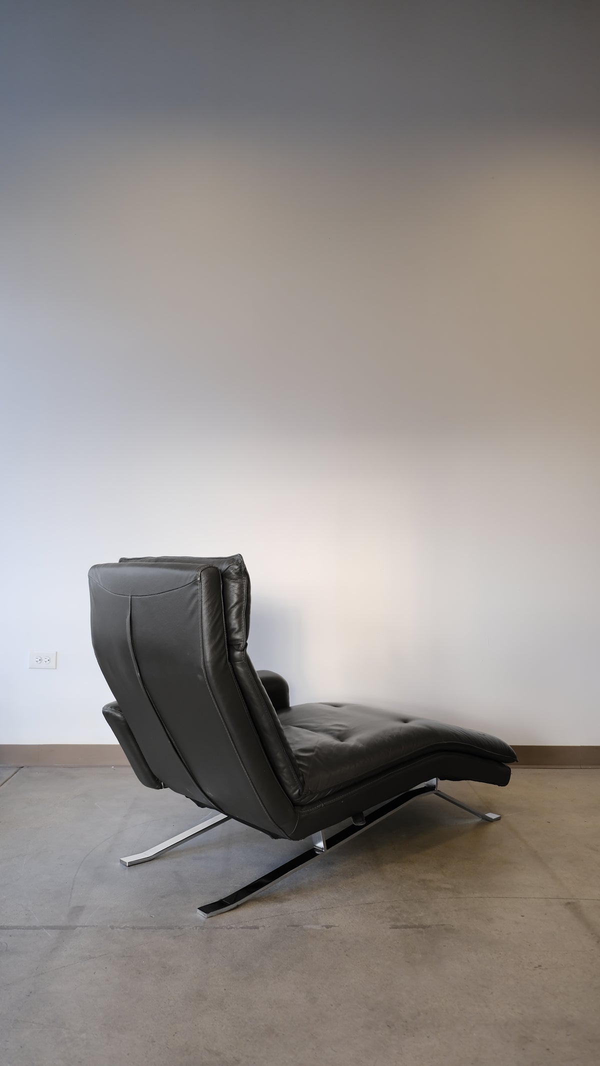 Italian Postmodern Leather Chaise Recliner