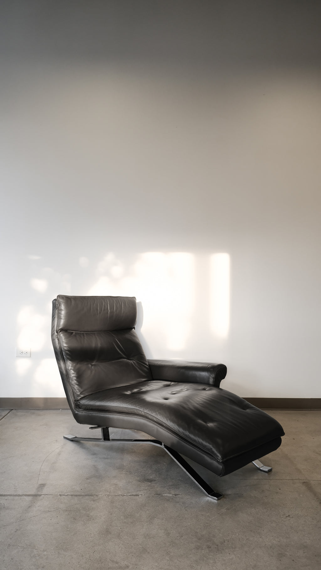 Italian Postmodern Leather Chaise Recliner