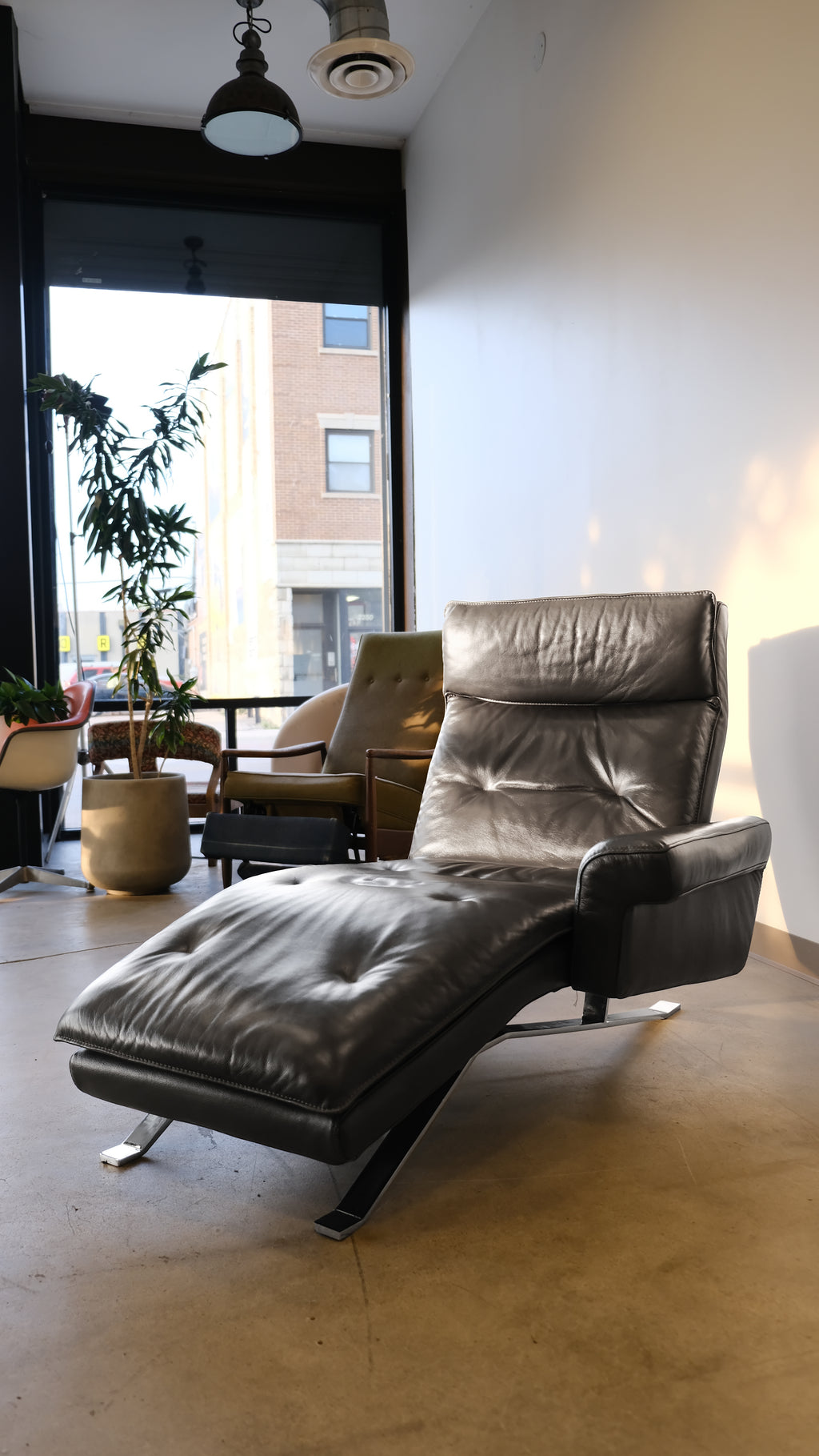Italian Postmodern Leather Chaise Recliner