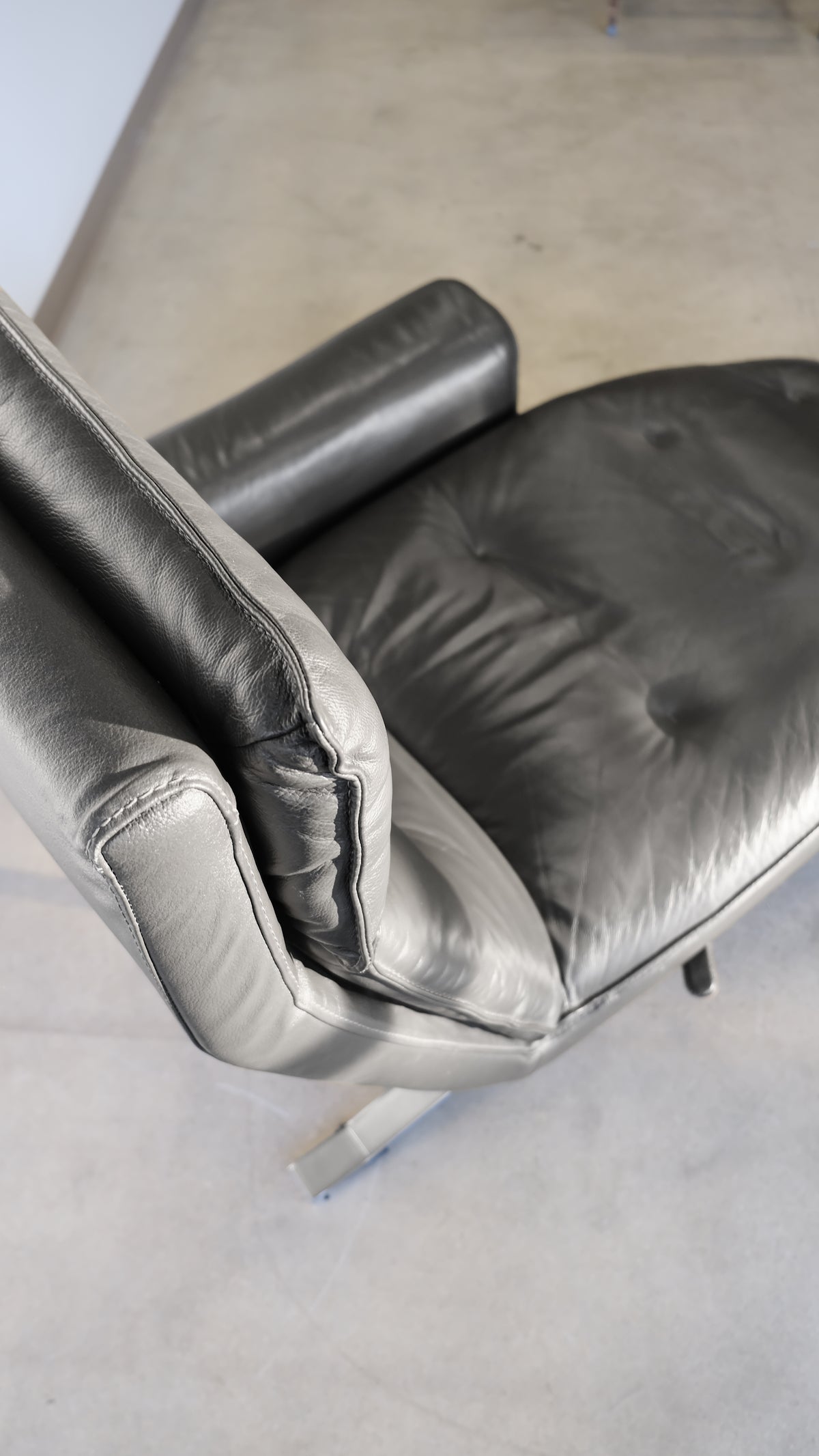 Italian Postmodern Leather Chaise Recliner