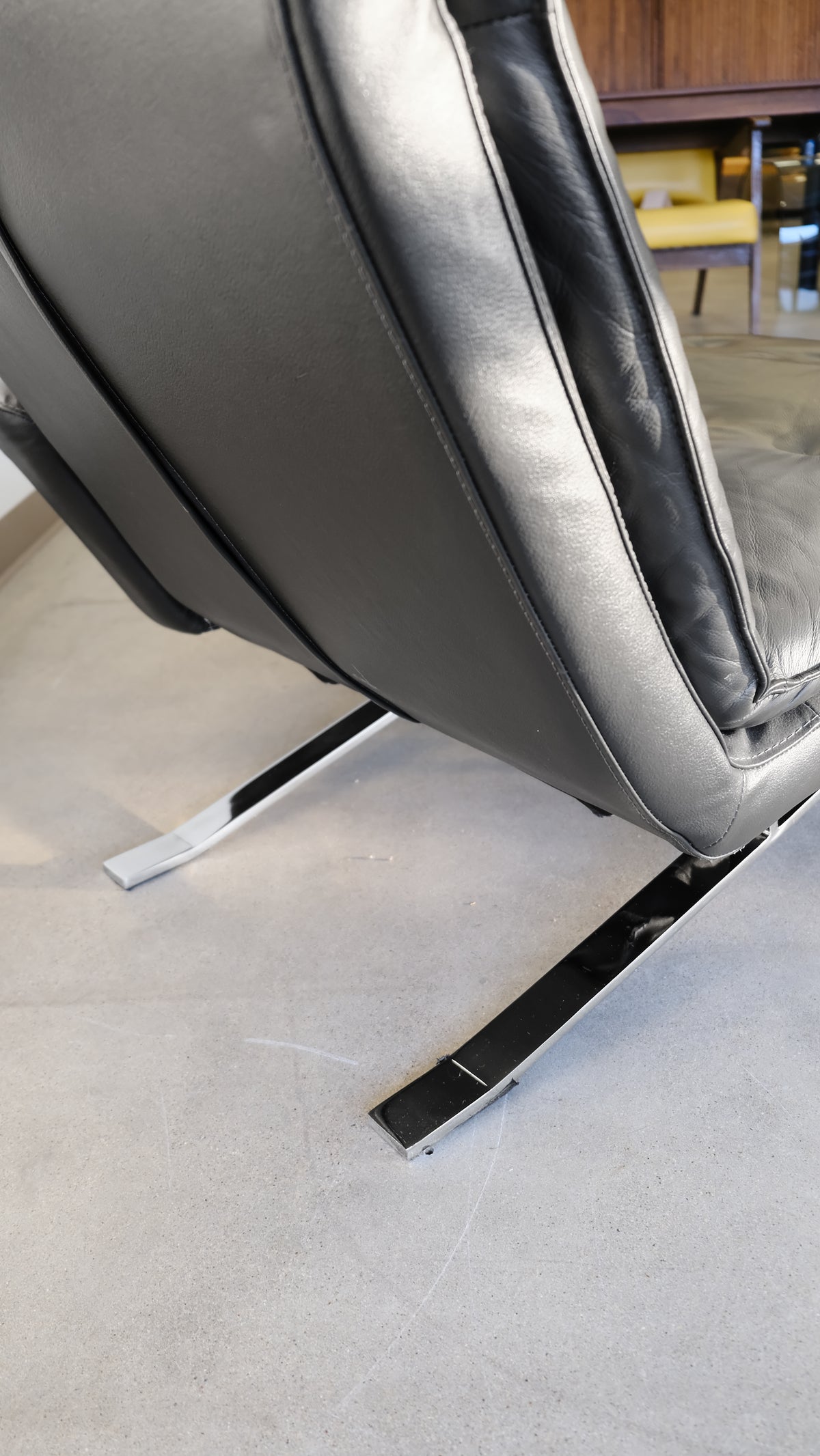 Italian Postmodern Leather Chaise Recliner